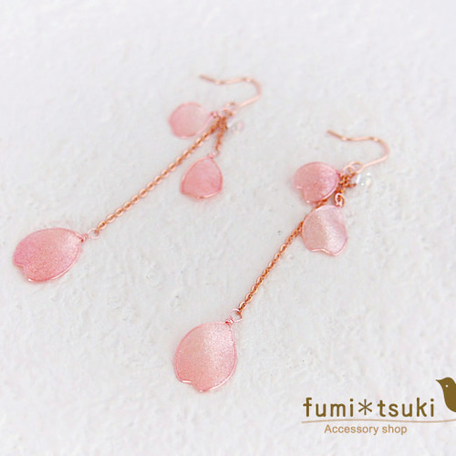 桜の花びら揺れるピアス・イヤリング（ピンク） ピアス（フック
