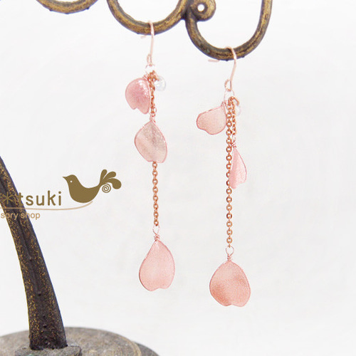 桜の花びら揺れるピアス・イヤリング（ピンク） ピアス（フック