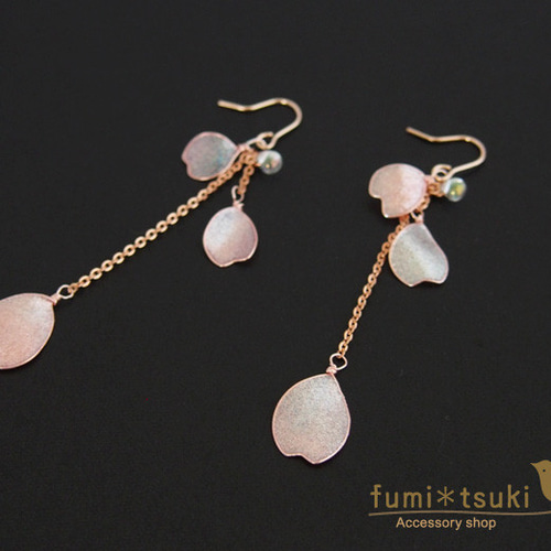 ピンクフラワーレジン×スパンコール♡花びら ピアス イヤリング 82798b155943998ee6208edcb43d8a