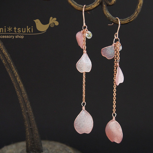 桜の花びら揺れるピアス・イヤリング（ピンク） ピアス（フック