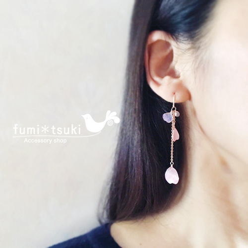 桜の花びら揺れるピアス・イヤリング（ピンク） ピアス（フック