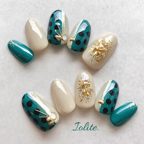 ジェルネイルチップ　グリーン✕黒　チェーン　クラウン　蝶々　縦グラデ ジェルネイルチップ グリーン✕黒 チェーン クラウン 蝶々 縦