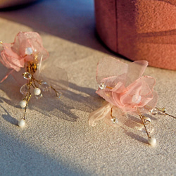 純粋なピンクの花のイヤリング 2枚目の画像