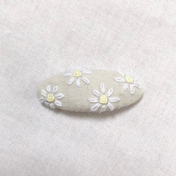白いお花 刺繍 くるみパッチンピン 《190701》 3枚目の画像