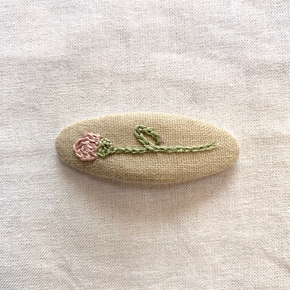 ベージュ 一輪のお花 刺繍 くるみパッチンピン 《190705》 3枚目の画像