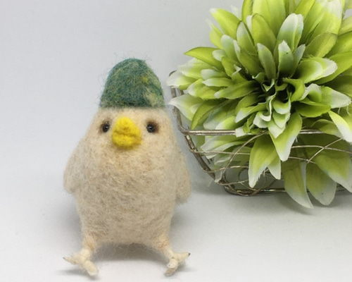 羊毛フェルト 帽子鳥（緑とんがり帽noお座りバージョン） 羊毛フェルト