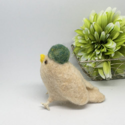 羊毛フェルト　帽子鳥（緑とんがり帽noお座りバージョン） 4枚目の画像