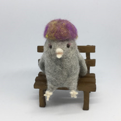 羊毛フェルト　帽子鳥（紫マーブルベレー帽noお座りバージョン） 1枚目の画像