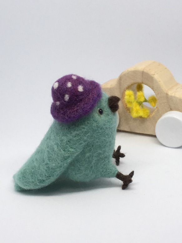 羊毛フェルト　帽子鳥（紫水玉帽noお座りバージョン） 2枚目の画像