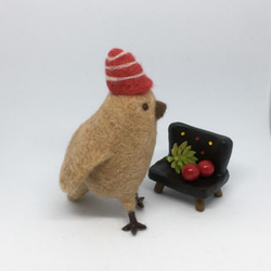 羊毛フェルト　帽子鳥(赤横縞とんがり帽） 2枚目の画像