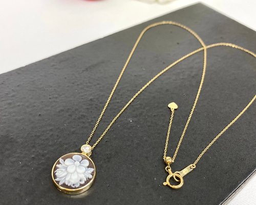 K18 フラワー・シェルカメオ ダイヤモンド付きペンダントネックレス  