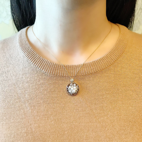 K18 フラワー・シェルカメオ ダイヤモンド付きペンダントネックレス  