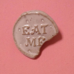 “EAT ME” クッキー ブローチ 2枚目の画像
