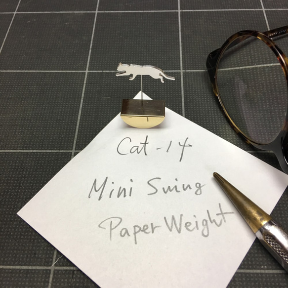 Cat-14 Mini Swing Paperweight ネコ　スウィング ペーパーウエイト 4枚目の画像