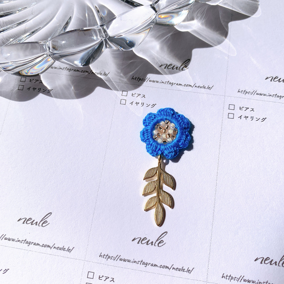 ビーズ刺繍 片耳ピアス・イヤリング 「耳元に一輪の花」/ブルー（葉っぱ） 3枚目の画像