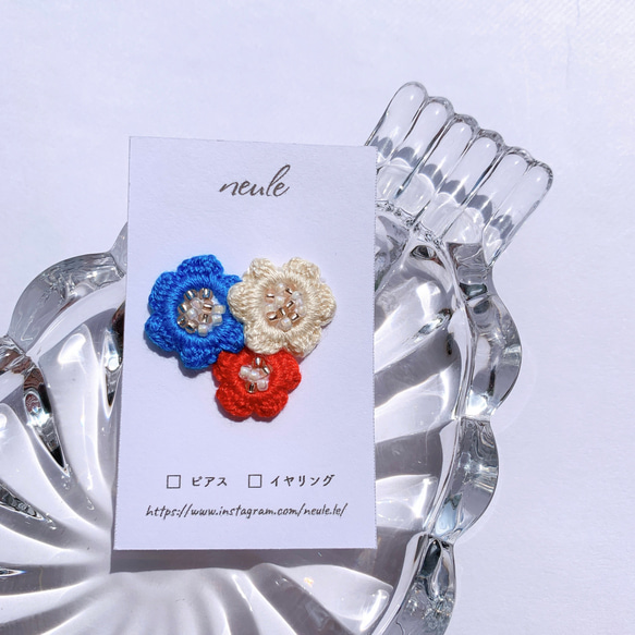 ビーズ刺繍 片耳ピアス・イヤリング 「耳元に咲く３つの花」　/トリコロール 2枚目の画像