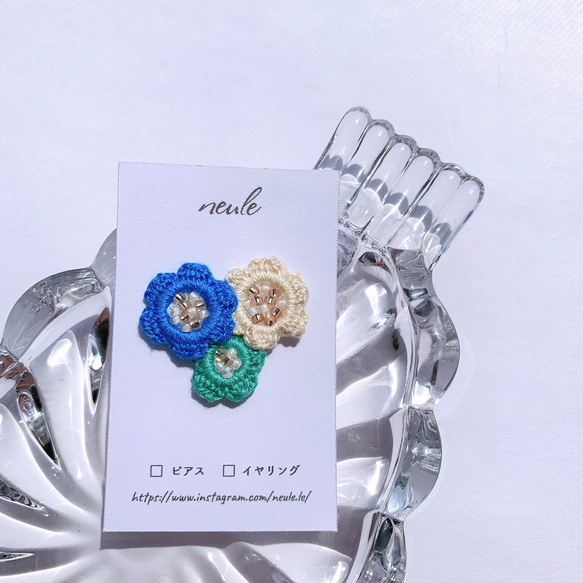 ビーズ刺繍 片耳ピアス・イヤリング 「耳元に咲く３つの花」/ブルーグリーン 2枚目の画像