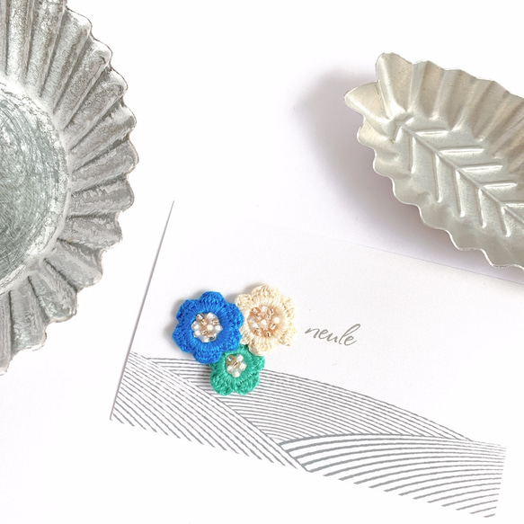 ビーズ刺繍 片耳ピアス・イヤリング 「耳元に咲く３つの花」/ブルーグリーン 5枚目の画像