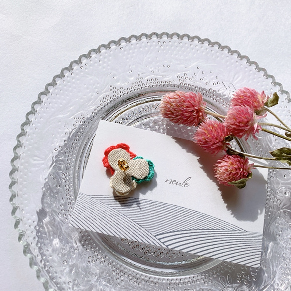 ビーズ刺繍 片耳ピアス・イヤリング 「耳元に咲く３つの花」/ブルーグリーン 8枚目の画像