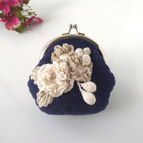 レース編み花モチーフのがま口ポーチ（ホワイト×ベージュ）かぎ針編み