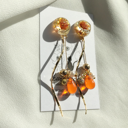 冬 オレンジ かすみ草 イヤリング ピアス 送料無料 お花 クリア 揺れる 
