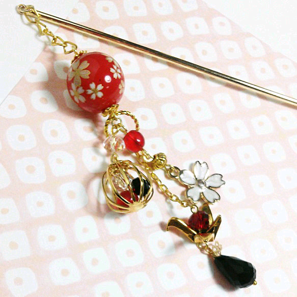 多数再販 赤桜珠と折り鶴のかんざし　～鮮やかな赤桜と籠～*sousou* 1枚目の画像