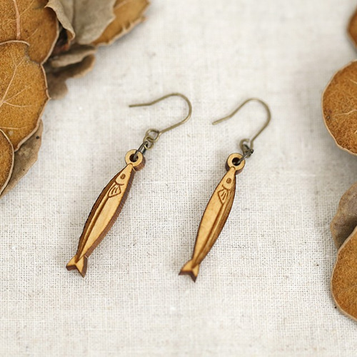 秋刀魚(サンマ)の木製ピアス・イヤリング（ディスプレイスタンド付