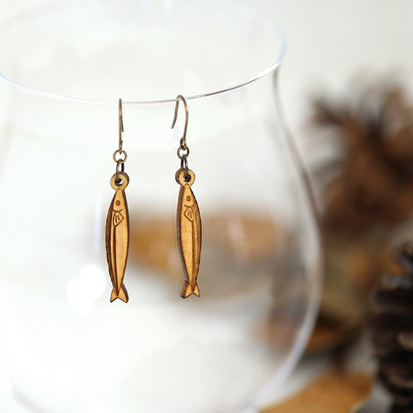 秋刀魚(サンマ)の木製ピアス・イヤリング（ディスプレイスタンド付