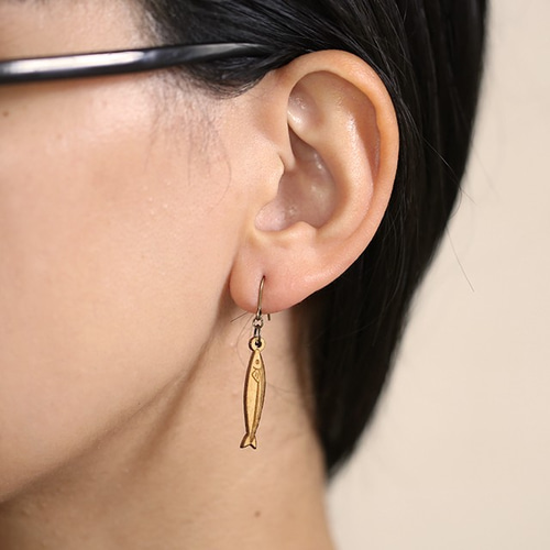 秋刀魚(サンマ)の木製ピアス・イヤリング（ディスプレイスタンド付