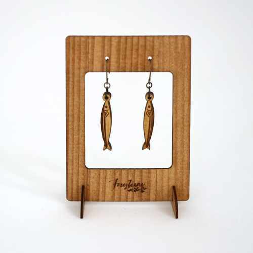 秋刀魚(サンマ)の木製ピアス・イヤリング（ディスプレイスタンド付