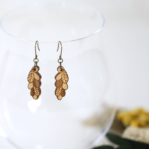 葉っぱの木製ピアス・イヤリング（ディスプレイスタンド付） 1枚目の画像