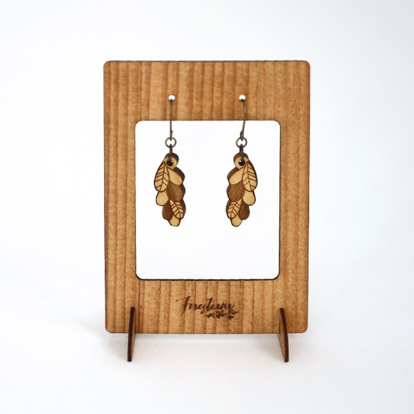 葉っぱの木製ピアス・イヤリング（ディスプレイスタンド付） 2枚目の画像