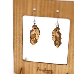 葉っぱの木製ピアス・イヤリング（ディスプレイスタンド付） 3枚目の画像