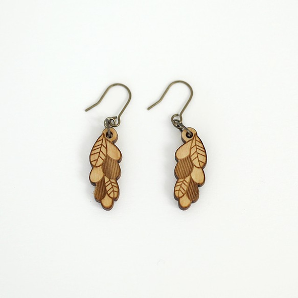 葉っぱの木製ピアス・イヤリング（ディスプレイスタンド付） 4枚目の画像
