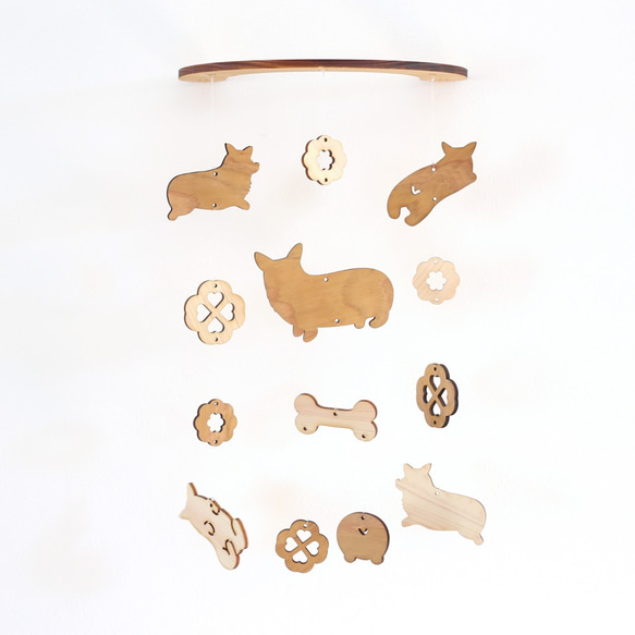 壁にかけられる木のモビール（コーギー） 1枚目の画像
