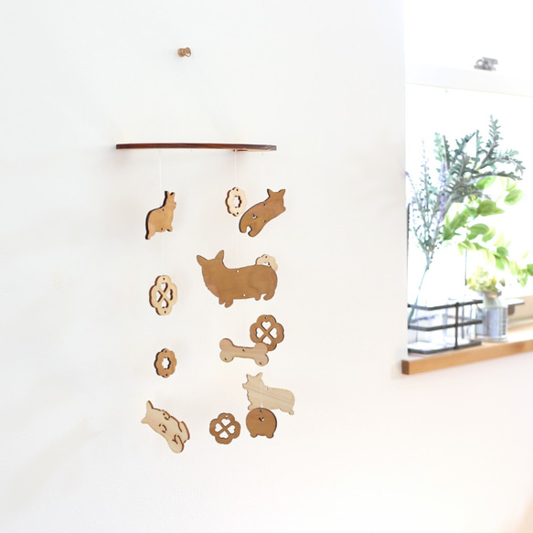 壁にかけられる木のモビール（コーギー） 2枚目の画像