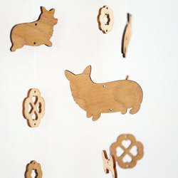 壁にかけられる木のモビール（コーギー） 3枚目の画像