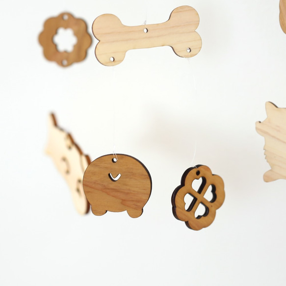 壁にかけられる木のモビール（コーギー） 4枚目の画像