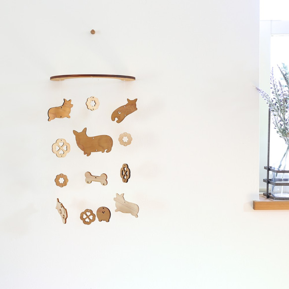 壁にかけられる木のモビール（コーギー） 6枚目の画像