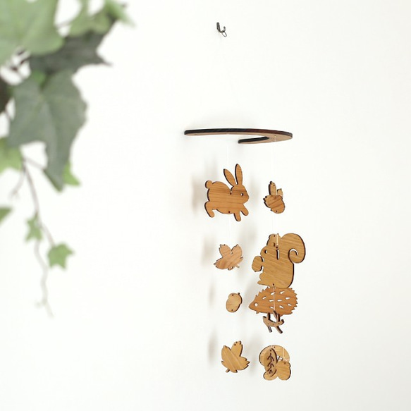 壁にかけられる木製モビール（どんぐり森のなかまたち） 3枚目の画像