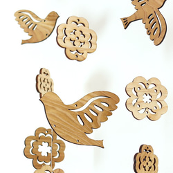 壁にかけられる木のモビール（鳥とクローバー） 2枚目の画像