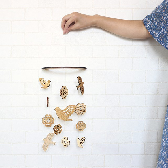 壁にかけられる木のモビール（鳥とクローバー） 4枚目の画像