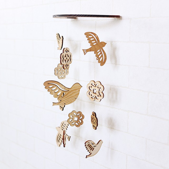 壁にかけられる木のモビール（鳥とクローバー） 5枚目の画像