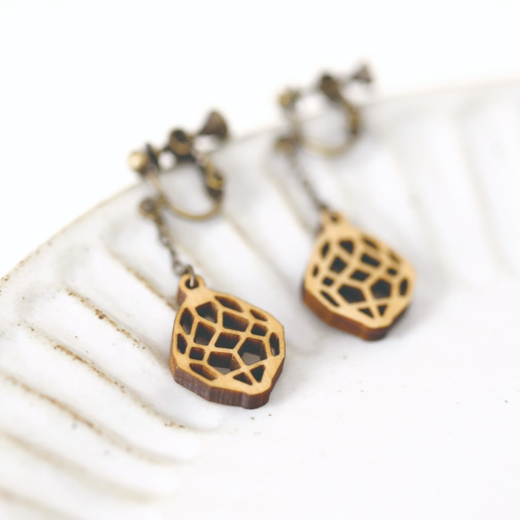 木のクリスタルペンダントライトイヤリング（ディスプレイスタンド付） 1枚目の画像