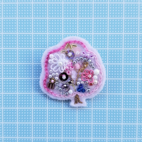 ビーズ刺繍のブローチ《桜の木》 ブローチ はるじおん 通販