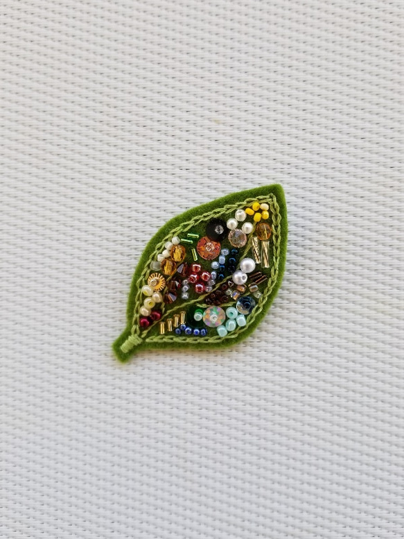 ビーズ刺繍のブローチ《草色の葉っぱ》 1枚目の画像