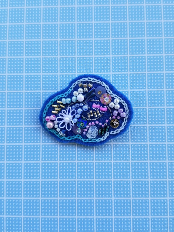 ビーズ刺繍のブローチ《雲のかたち》 2枚目の画像