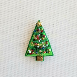 タティングレースとビーズ刺繍のブローチ《クリスマスツリー A》 1枚目の画像