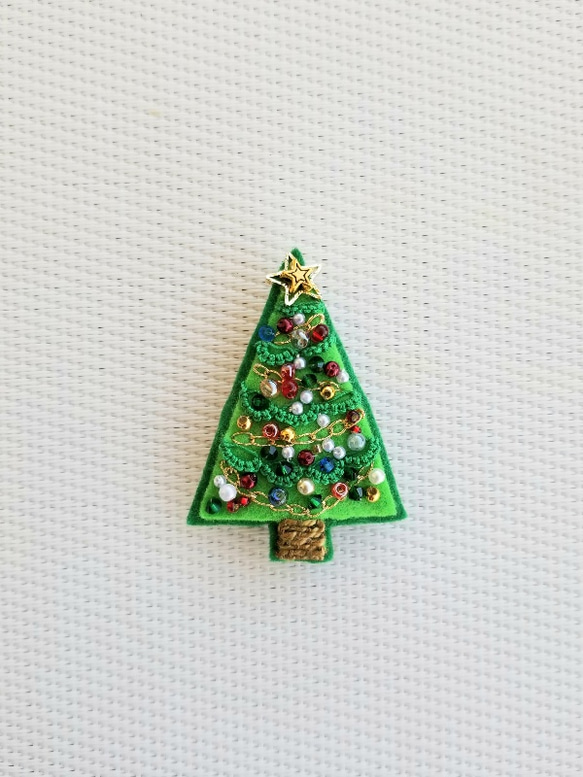 タティングレースとビーズ刺繍のブローチ《クリスマスツリー A》 1枚目の画像