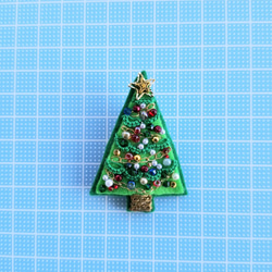 タティングレースとビーズ刺繍のブローチ《クリスマスツリー A》 2枚目の画像